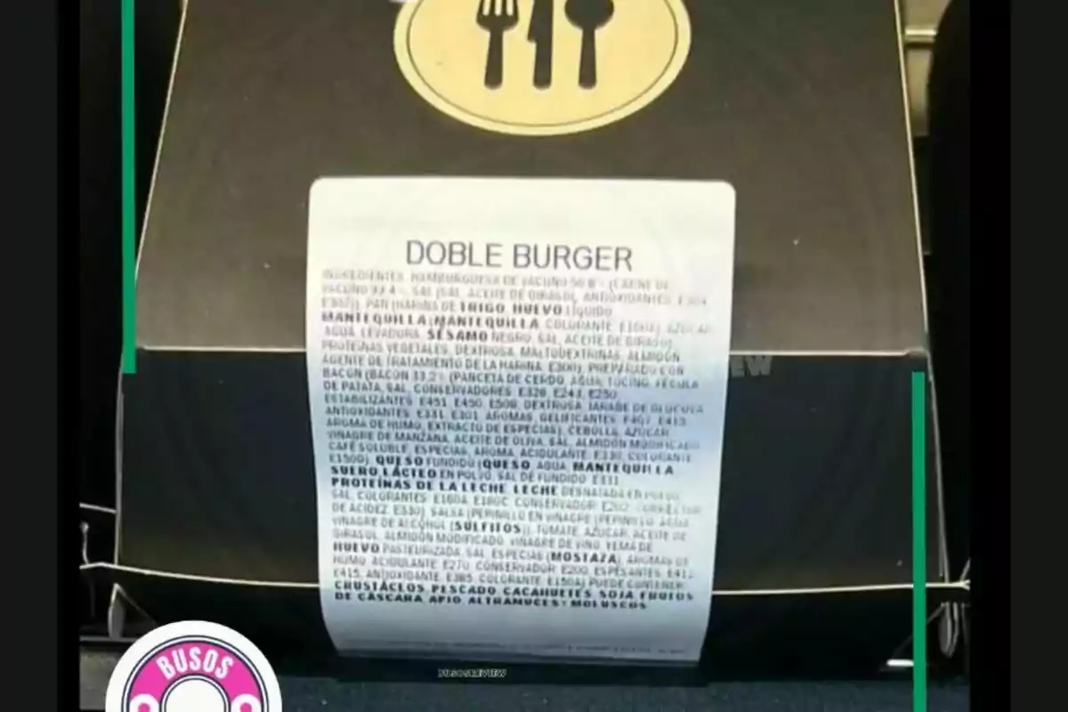 Capsa d´hamburguesa doble amb etiqueta d´ingredients detallats en un fons fosc.