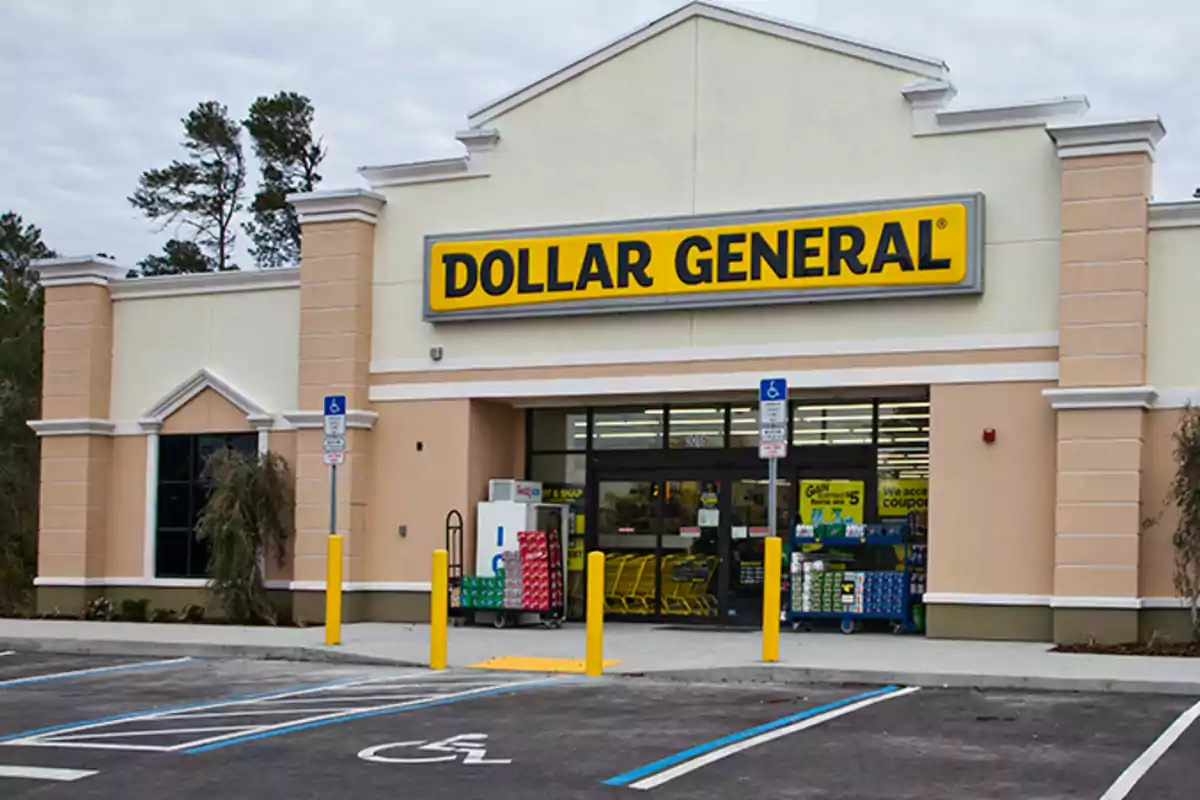 Façana d'una botiga Dollar General amb aparcament al davant. Façana d'una botiga Dollar General amb aparcament al davant.