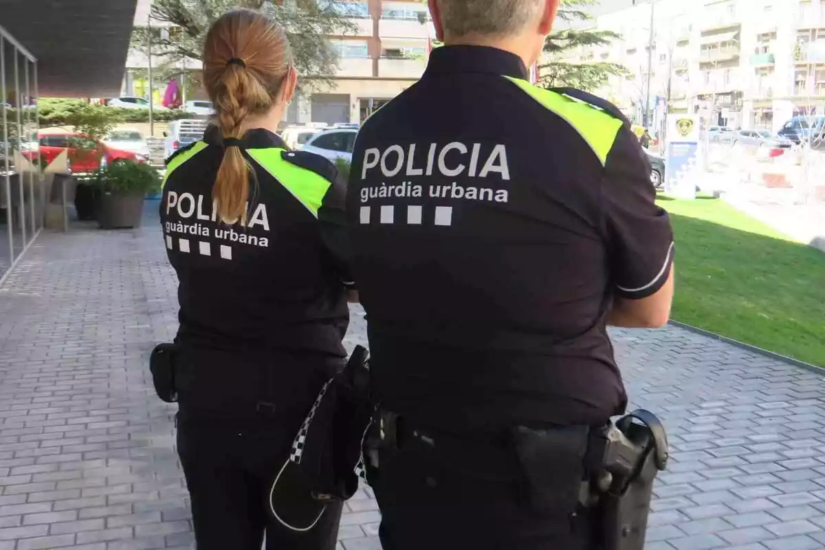 Imatge de dos agents de la Guàrdia Urbana de Lleida