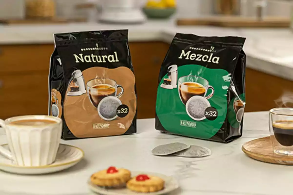 Paquets de cafè en una cuina amb tasses de cafè de Mercadona i galetes en primer pla. Paquets de cafè en una cuina amb tasses de cafè de Mercadona i galetes en primer pla.