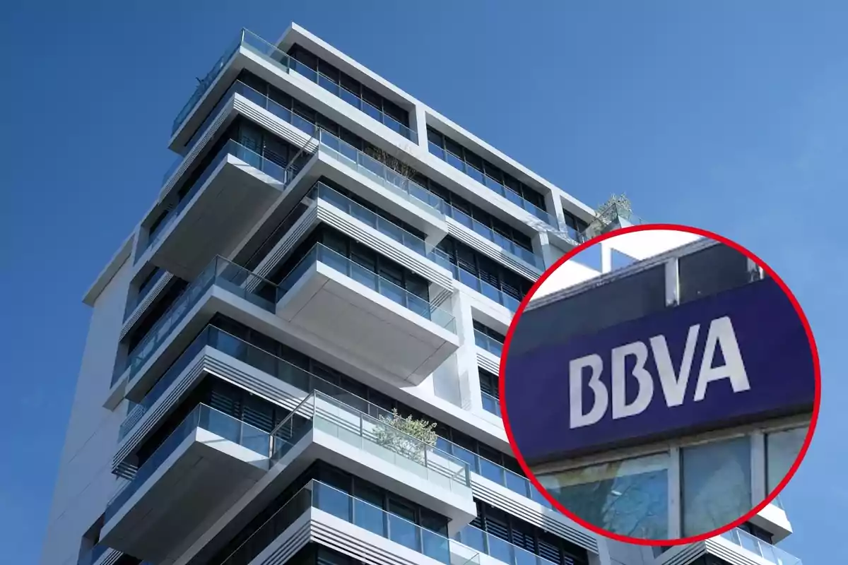 Edifici modern amb balcons i logotip de BBVA en un cercle vermell.