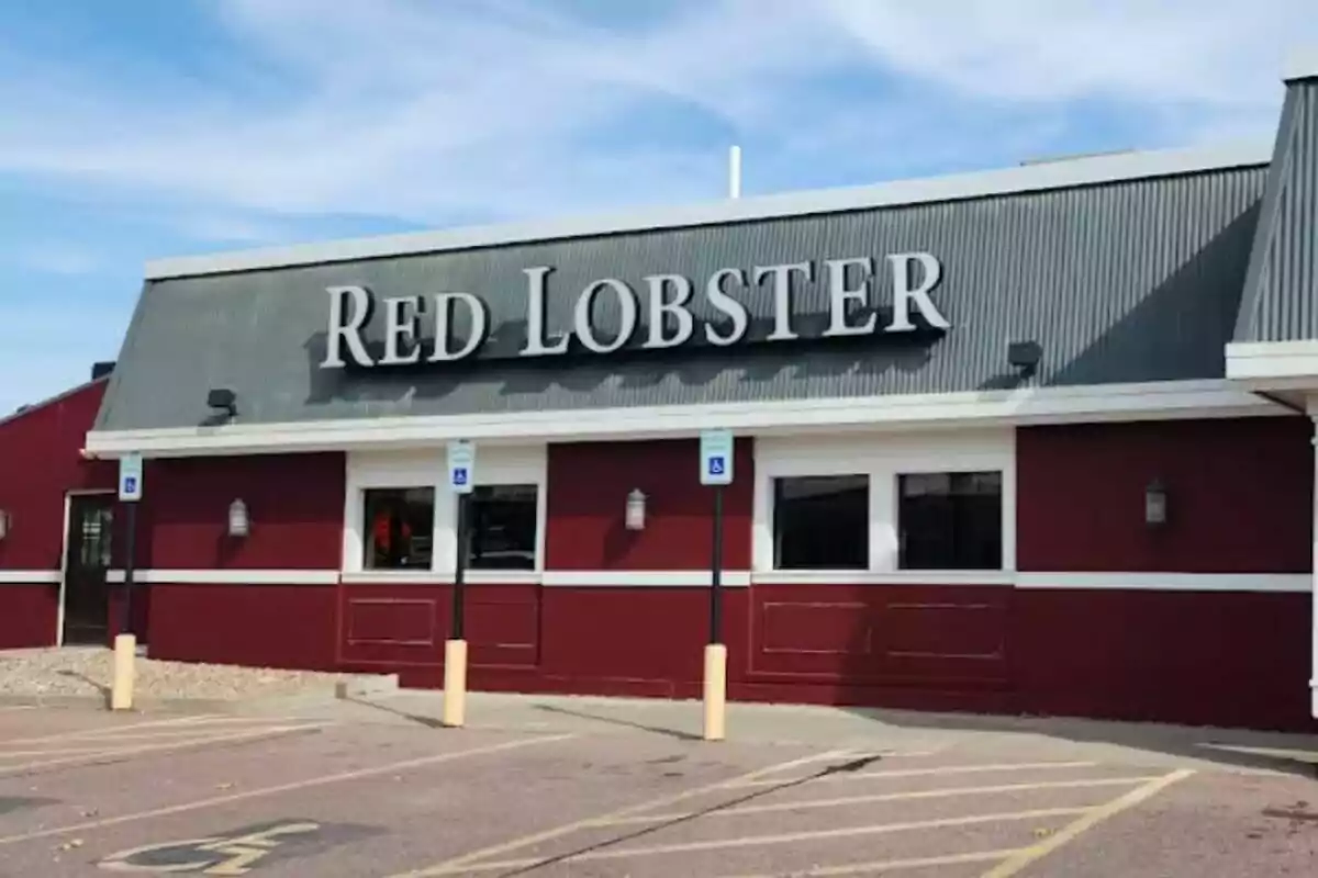 Facade of a Red Lobster restaurant with parking in front. Facade of a Red Lobster restaurant with parking in front.