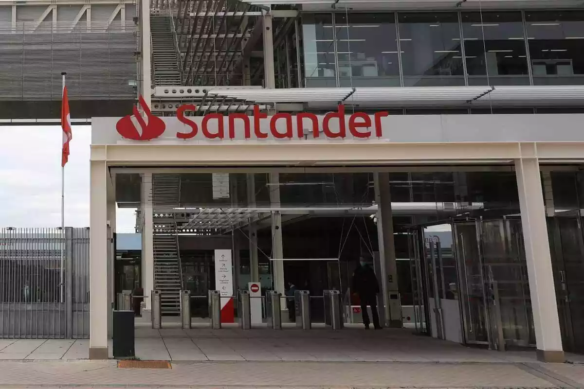 Pla general de l'exterior de l'edifici de la seu del Banc Santander