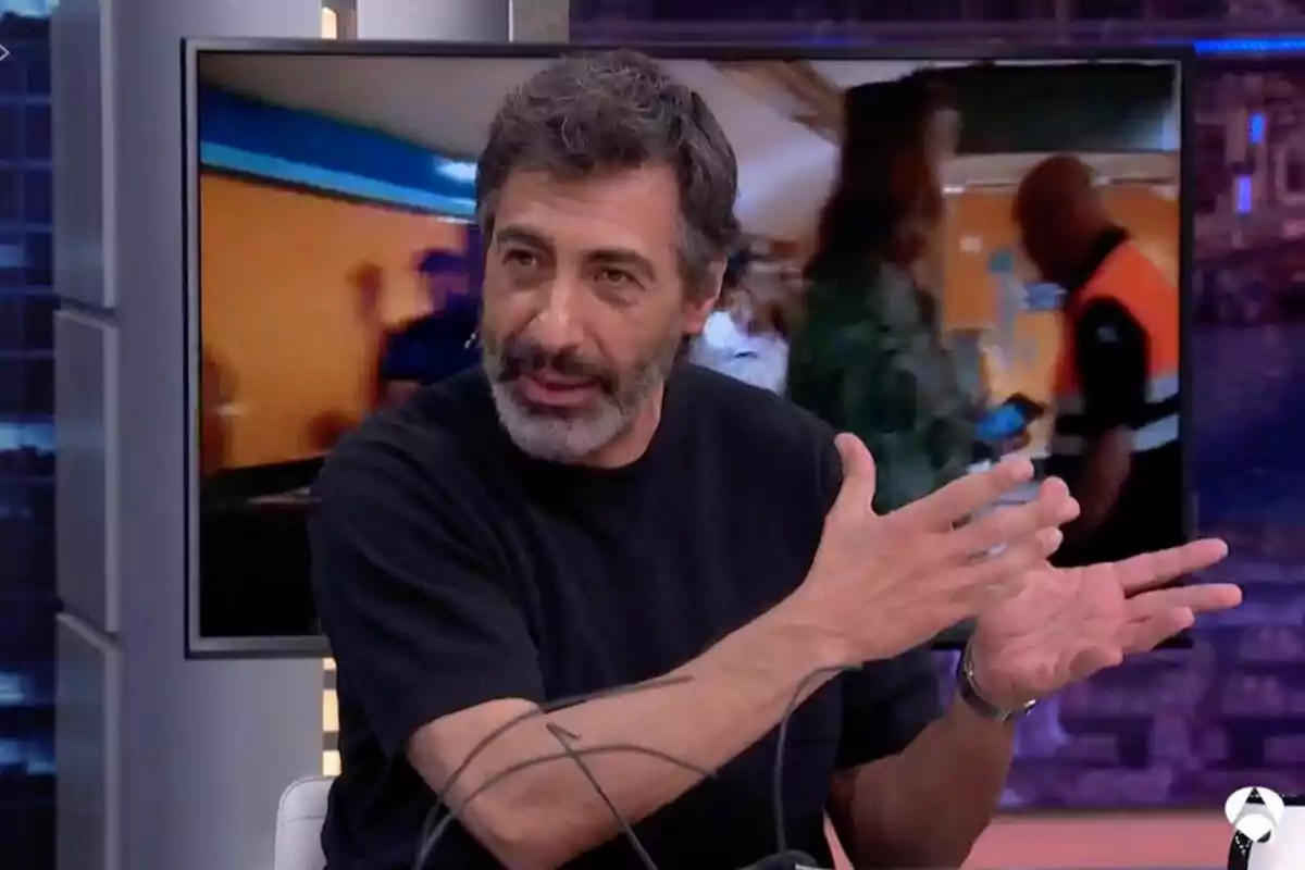 Juan del Val amb barba i cabell fosc gesticula mentre parla en un programa de televisió, amb una pantalla al fons mostrant una imatge borrosa. Juan del Val amb barba i cabell fosc gesticula mentre parla en un programa de televisió, amb una pantalla al fons mostrant una imatge borrosa.