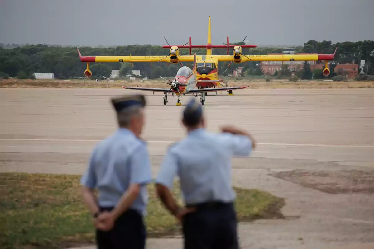 Avions durant la presentació del logotip que s'ha dissenyat amb motiu del X aniversari de la proclamació del Rei, a la base aèria de Torrejón de Ardoz, a 25 de setembre de 2024.