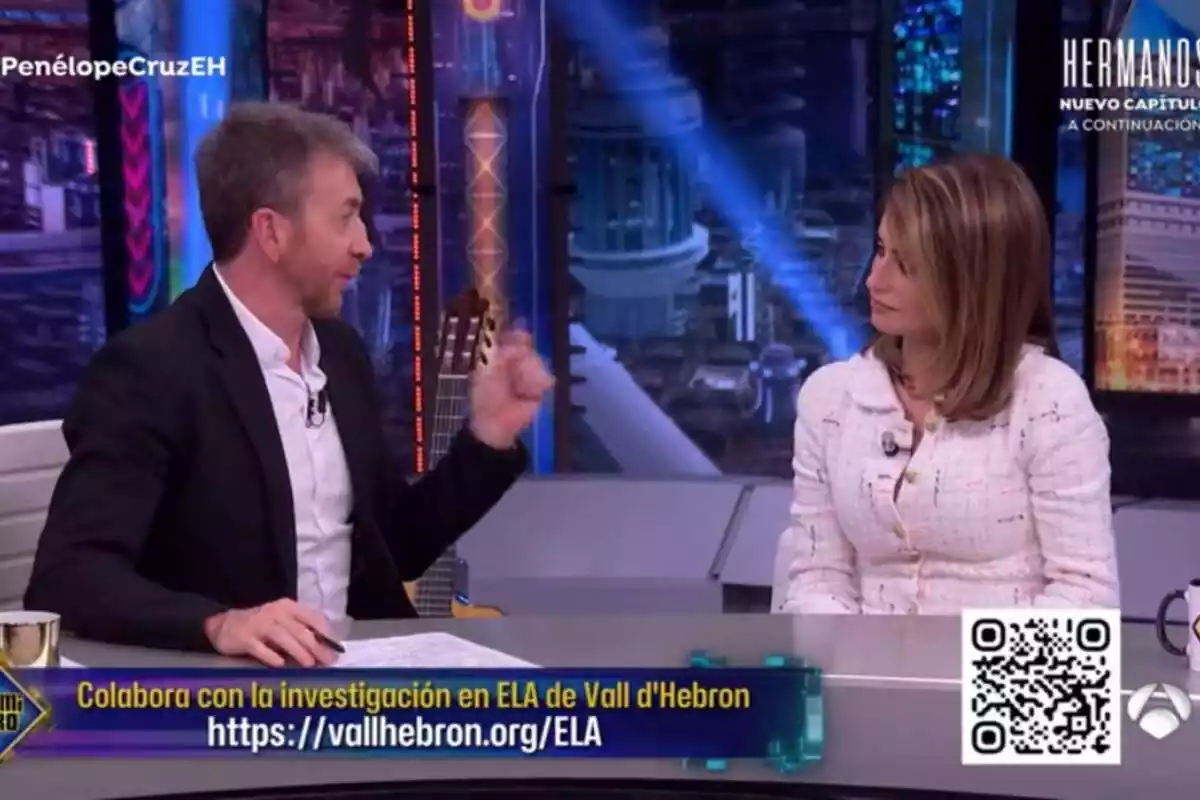 Captura de 'El Hormiguero' con Pablo Motos hablando y Penélope Cruz de perfil el 5 de febrero de 2024