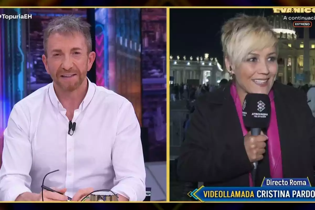 Pablo Motos en un estudi i Cristina Pardo en una videotrucada des de Roma, sostenint un micròfon d'Atresmedia Televisió. Captura d''El Hormiguero'. Pablo Motos en un estudi i Cristina Pardo en una videotrucada des de Roma, sostenint un micròfon d'Atresmedia Televisió. Captura d''El Hormiguero'.