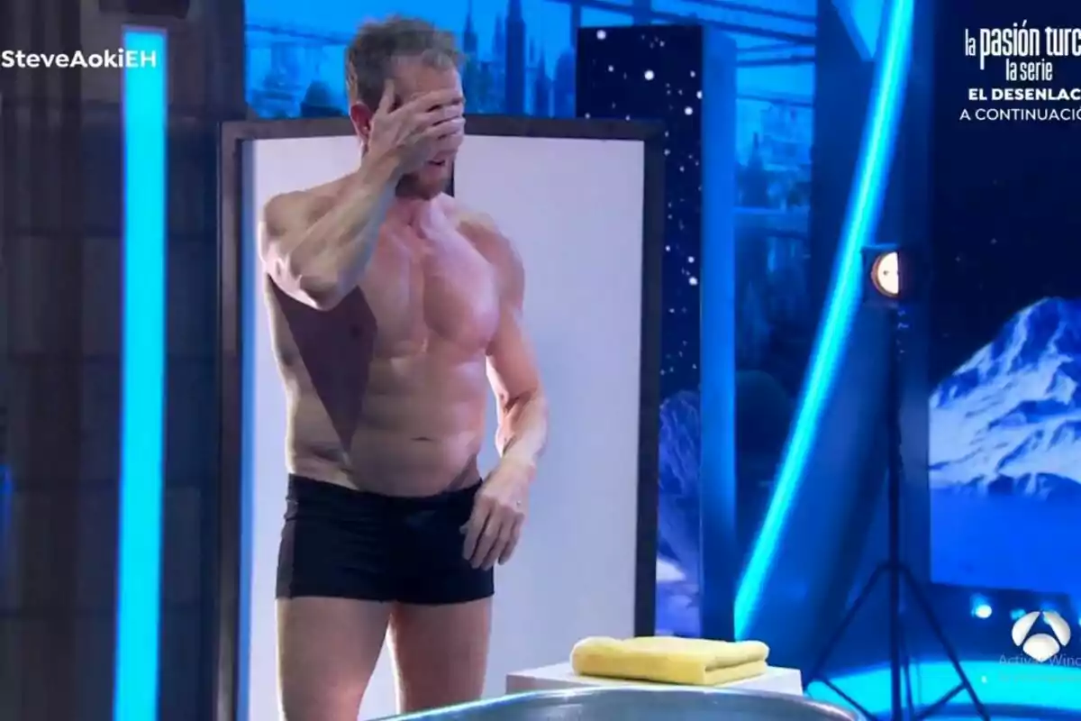 Captura d''El Hormiguero' amb Pablo Motos sense samarreta i banyador negre amb la mà a la cara el 13 de juny de 2024 Captura d''El Hormiguero' amb Pablo Motos sense samarreta i banyador negre amb la mà a la cara el 13 de juny de 2024