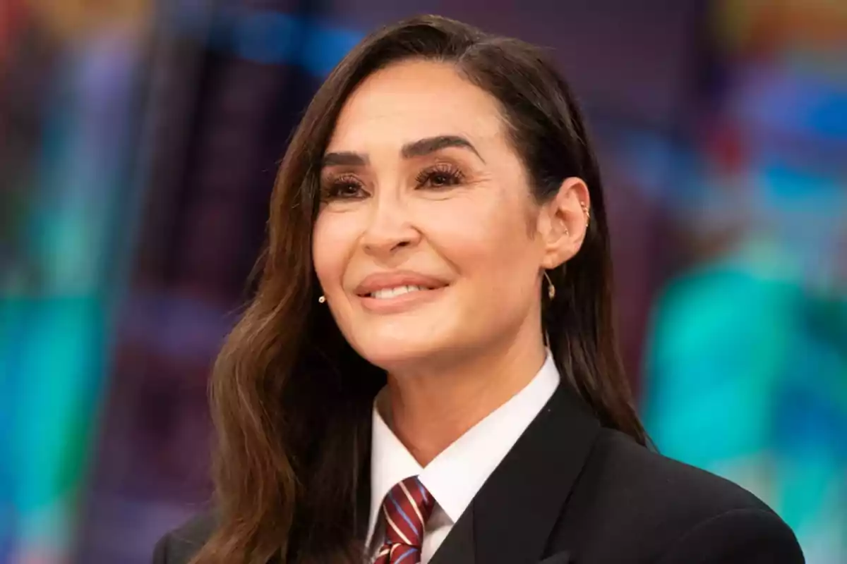 Vicky Martín Berrocal somrient mentre porta un vestit formal amb corbata en un fons colorit i desenfocat. Captura de 'El Hormiguero'. Vicky Martín Berrocal somrient mentre porta un vestit formal amb corbata en un fons colorit i desenfocat. Captura de 'El Hormiguero'.