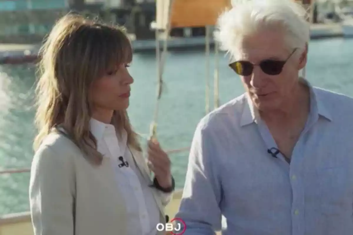 Alejandra Silva i Richard Gere conversen a l'aire lliure a prop d'un cos d'aigua. Captura de 'El Objetivo' Alejandra Silva i Richard Gere conversen a l'aire lliure a prop d'un cos d'aigua. Captura de 'El Objetivo'