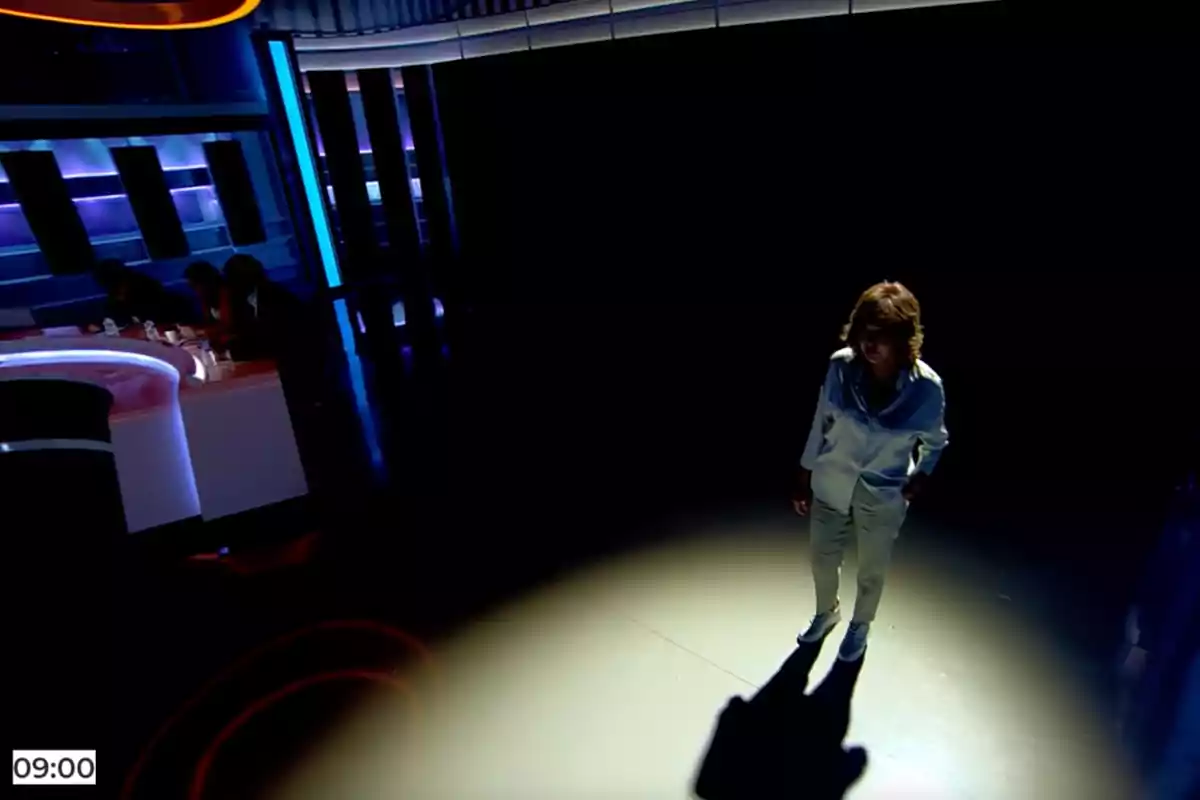 Ana Rosa Quintana en un estudi de televisió fosc amb llums blaves i una taula il·luminada al fons. Captura de 'El Programa de AR' Ana Rosa Quintana en un estudi de televisió fosc amb llums blaves i una taula il·luminada al fons. Captura de 'El Programa de AR'