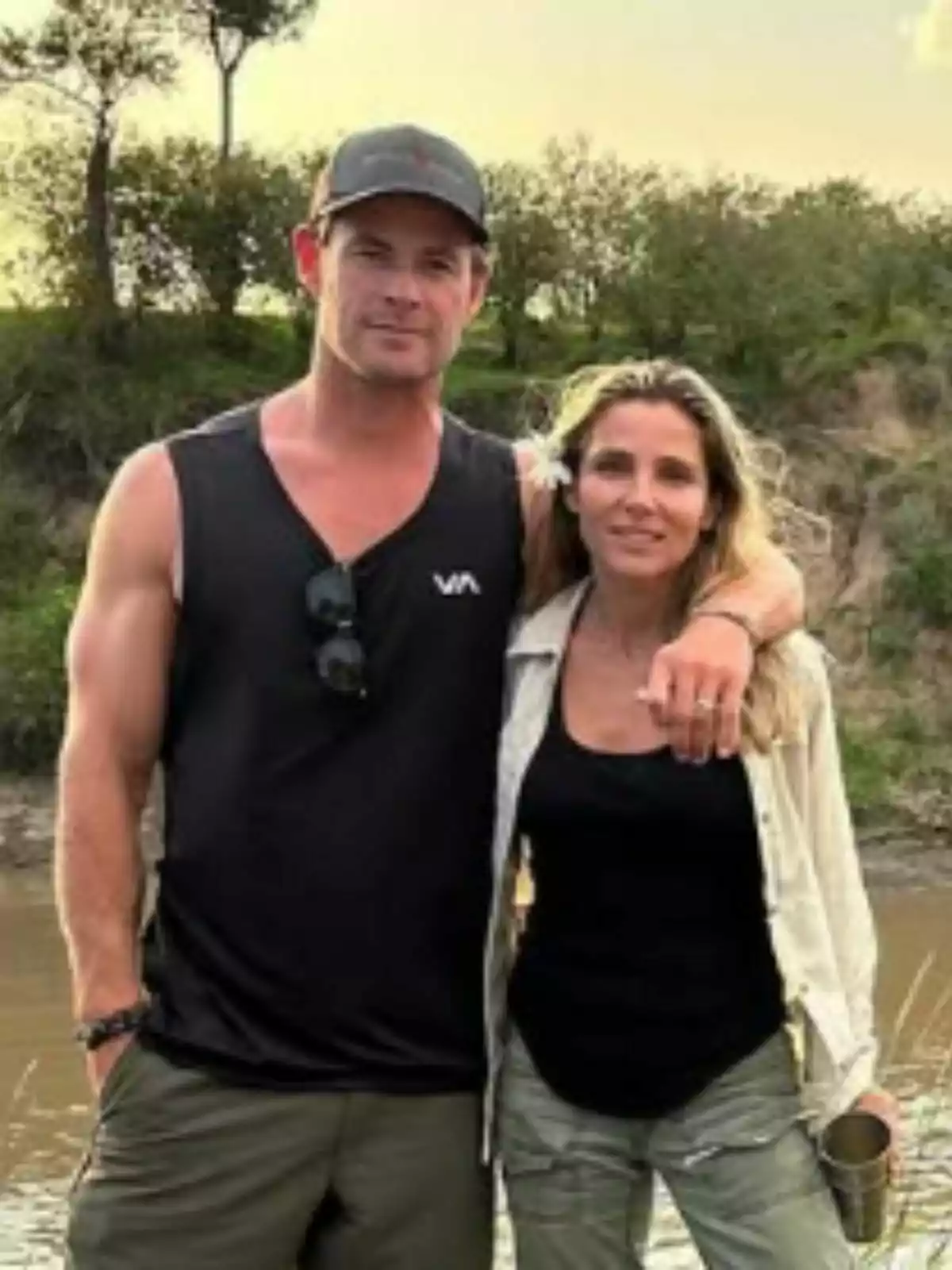 Elsa Pataky i Chris Hemsworth posant a l’aire lliure al costat d’un riu amb arbres de fons. Elsa Pataky i Chris Hemsworth posant a l’aire lliure al costat d’un riu amb arbres de fons.