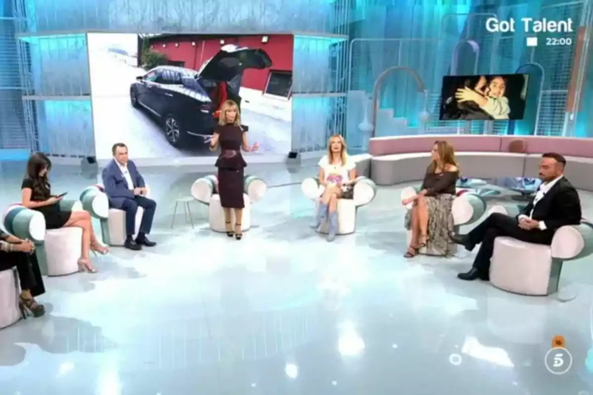 Emma García dempeus al plató de Festa envoltada de col·laborars com Alexia Rivas, Galiacho, Belén Rodríguez o Luis Rollán i en una pantalla de fons es mostra un cotxe. Emma García dempeus al plató de Festa envoltada de col·laborars com Alexia Rivas, Galiacho, Belén Rodríguez o Luis Rollán i en una pantalla de fons es mostra un cotxe.