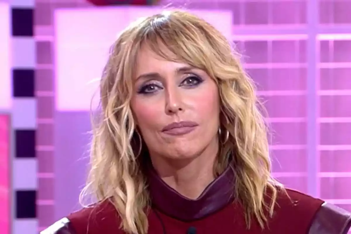 Primer pla d'Emma García amb expressió seriosa a Festa amb un fons acolorit. Primer pla d'Emma García amb expressió seriosa a Festa amb un fons acolorit.