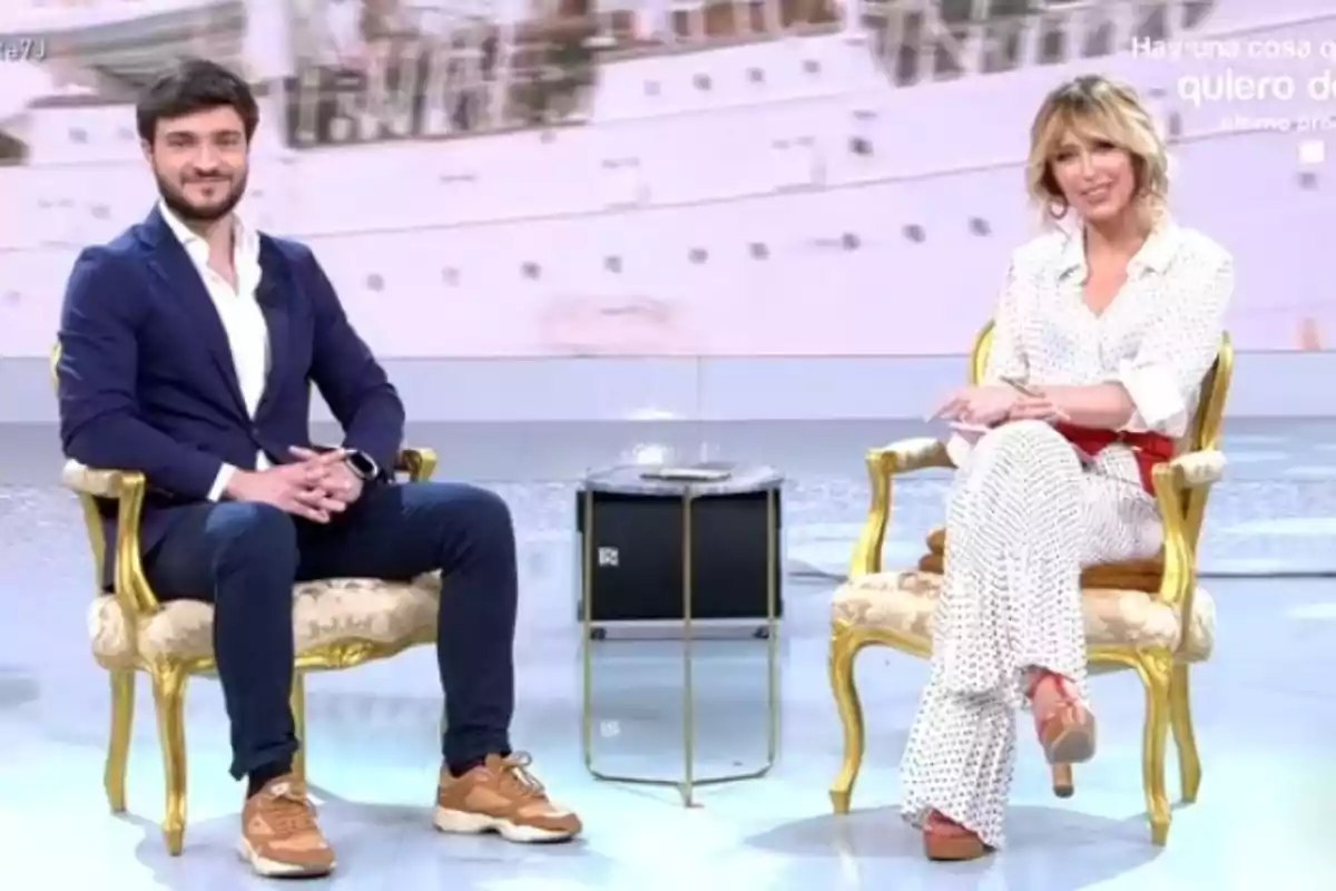 Emma García, juntament amb Alejandro Entrambasaguas, asseguda en una cadira al plató de 'Fiesta' Emma García, juntament amb Alejandro Entrambasaguas, asseguda en una cadira al plató de 'Fiesta'
