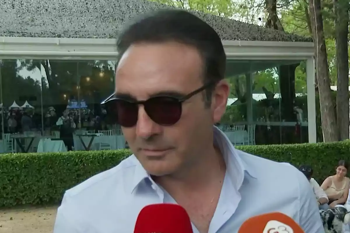 Enrique Ponce amb ulleres de sol i camisa clara és entrevistat a l'aire lliure davant d'un edifici amb finestres grans. Enrique Ponce amb ulleres de sol i camisa clara és entrevistat a l'aire lliure davant d'un edifici amb finestres grans.