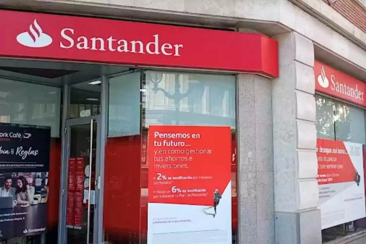 Façana d'una sucursal del banc Santander amb cartells promocionals a les finestres. Façana d'una sucursal del banc Santander amb cartells promocionals a les finestres.
