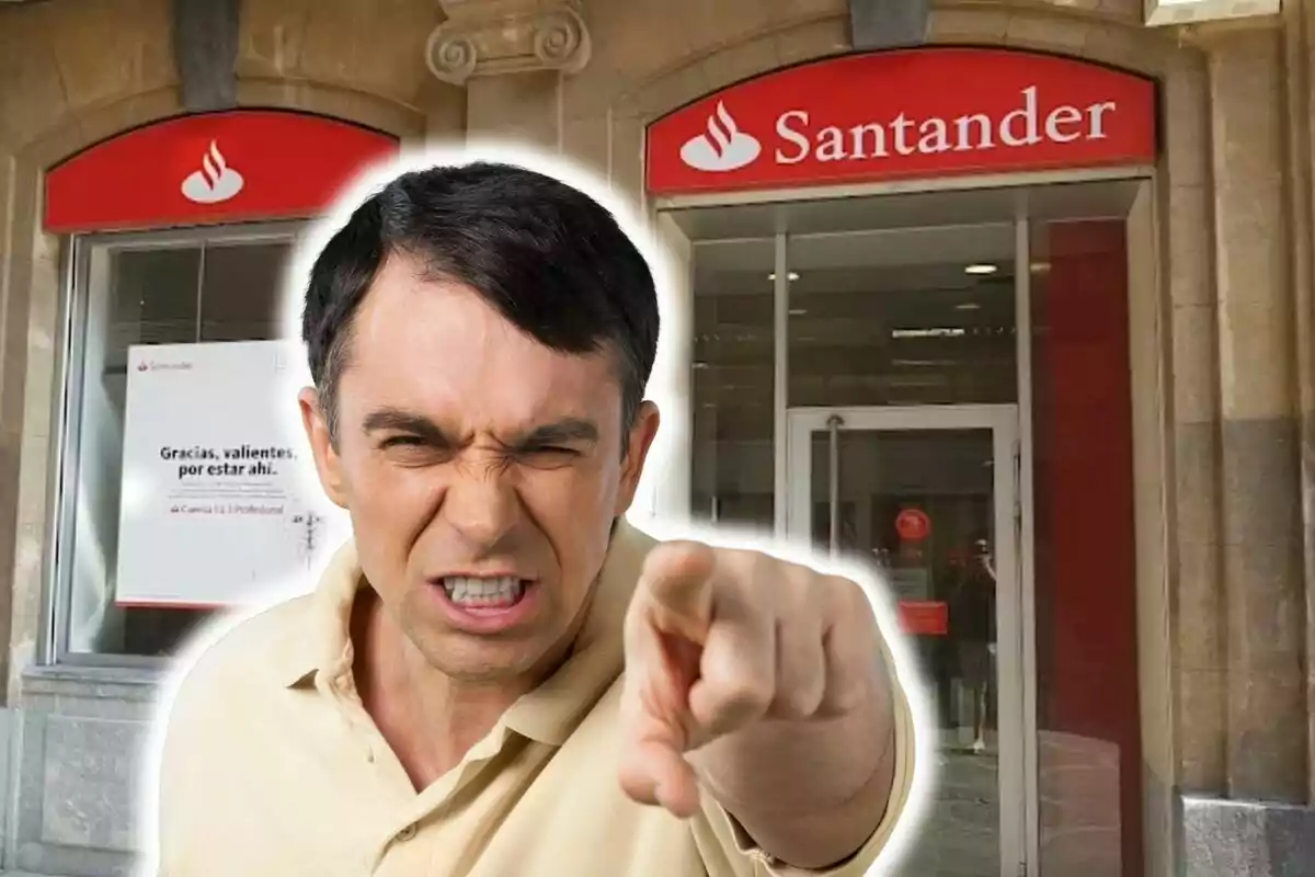 Un home enutjat assenyala amb el dit davant una sucursal del banc Santander.