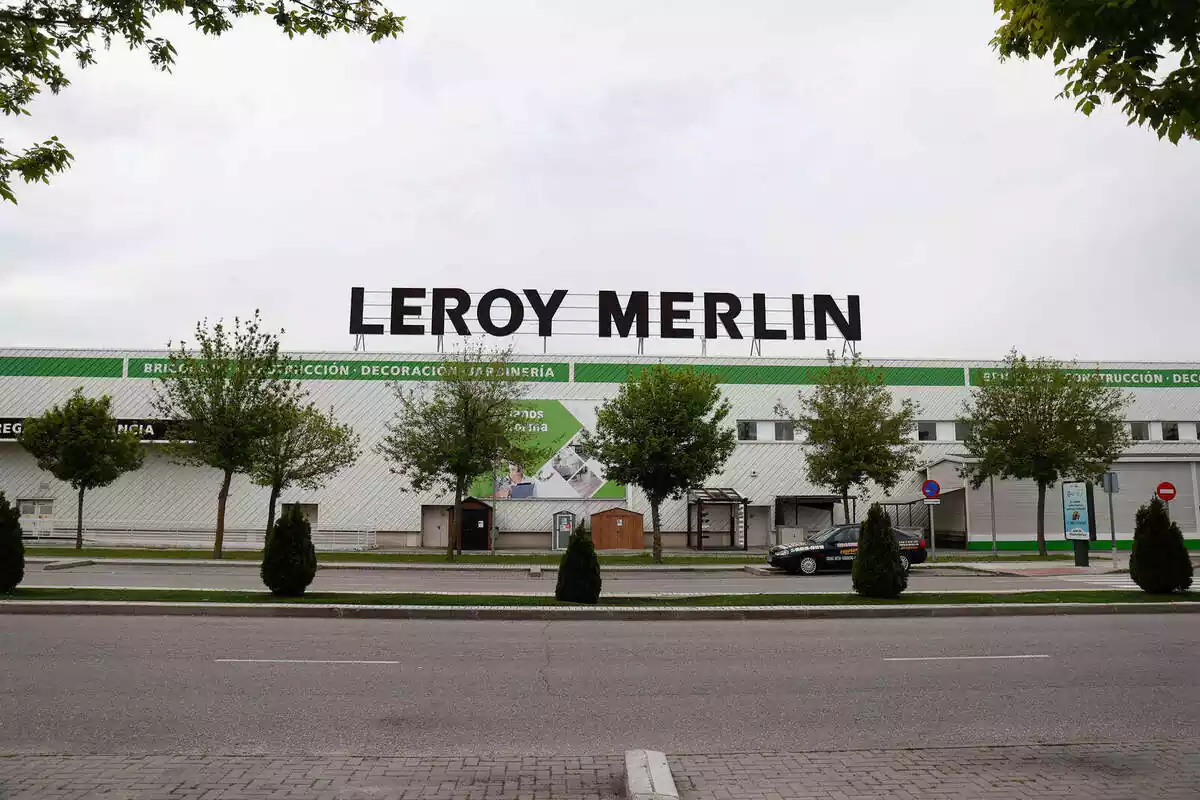 Exterior d'una botiga de Leroy Merlin