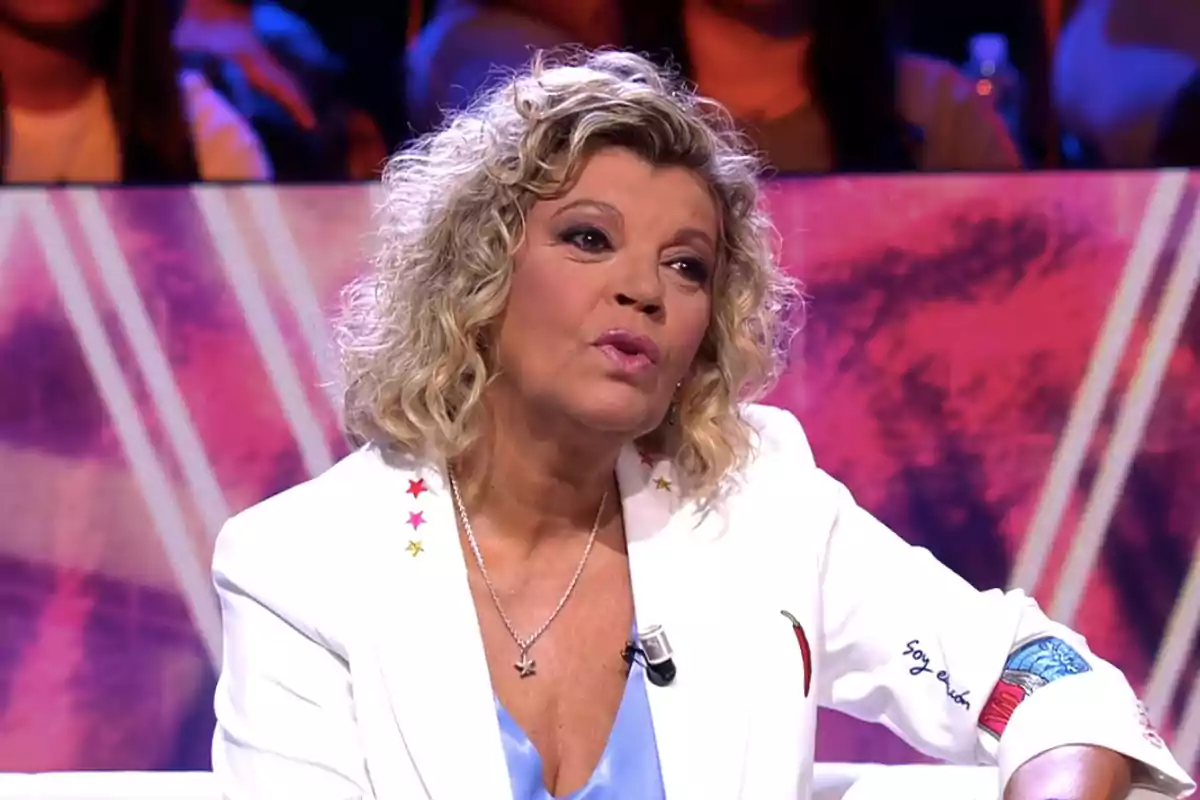 Terelu Campos amb jaqueta blanca asseguda en un plató de televisió Terelu Campos amb jaqueta blanca asseguda en un plató de televisió