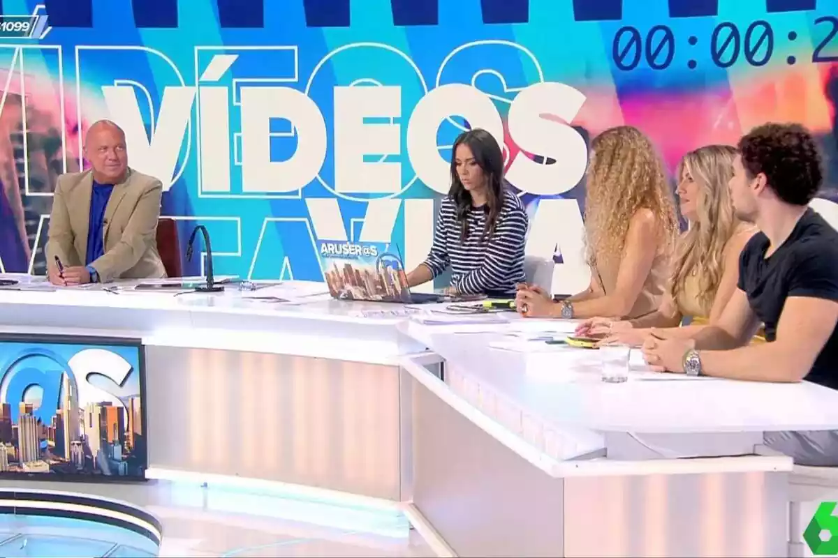 Alfonso Arús en Aruser@s de laSexta junto a su equipo de colaboradores como Angie Cárdenas, Hans Arús y Patricia Benitez Alfonso Arús en Aruser@s de laSexta junto a su equipo de colaboradores como Angie Cárdenas, Hans Arús y Patricia Benitez