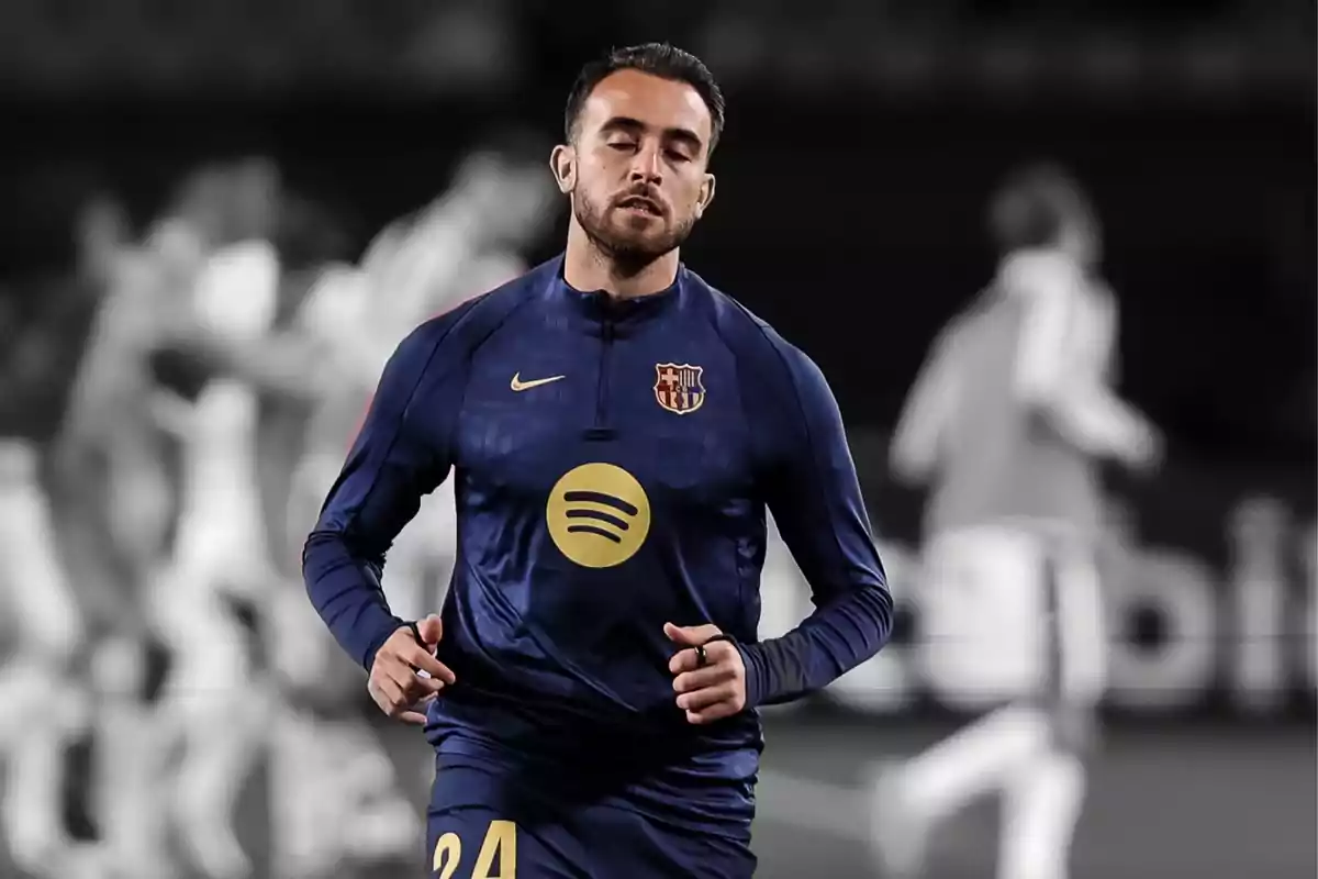 Jugador de fútbol con uniforme azul del FC Barcelona corriendo en el campo.