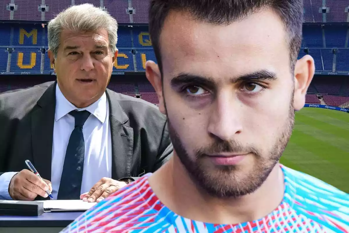 Eric García amb rostre de resignació amb Joan Laporta signant uns documents