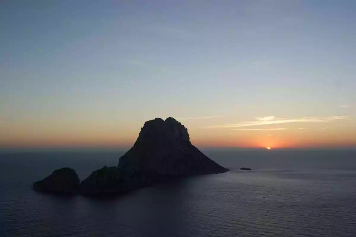Imagen panorámica de un atardecer enfrente del mar