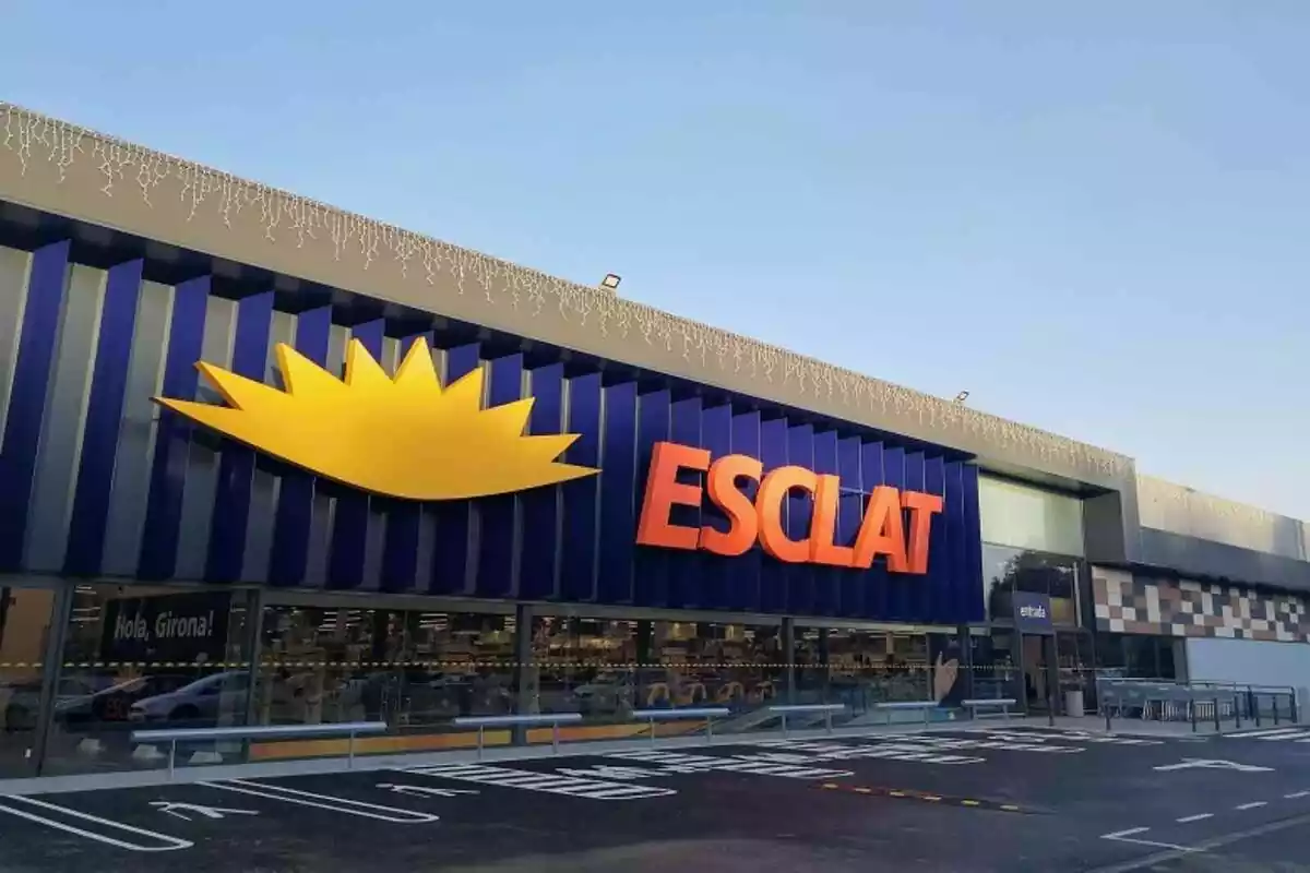 Primer pla d'un supermercat de la marca Bonpreu i Esclat situat a Salou