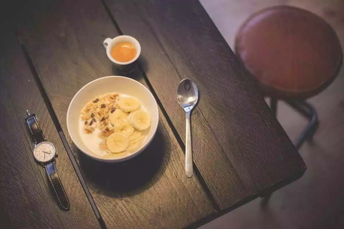 Imatge d'un esmorzar amb un rellotge de polsera al costat