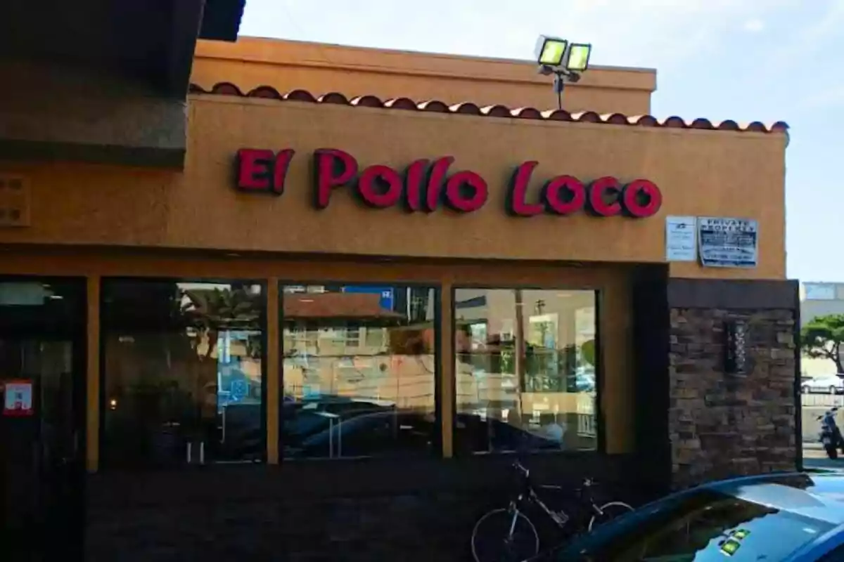 Façana d’un restaurant El Pollo Loco amb lletres vermelles i finestres grans. Façana d’un restaurant El Pollo Loco amb lletres vermelles i finestres grans.
