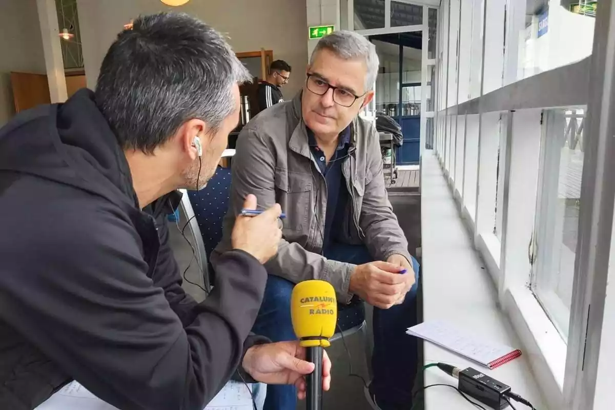 Imatge del locutor de Catalunya Ràdio, Eudald Serra, abans d'una retransmissió esportiva