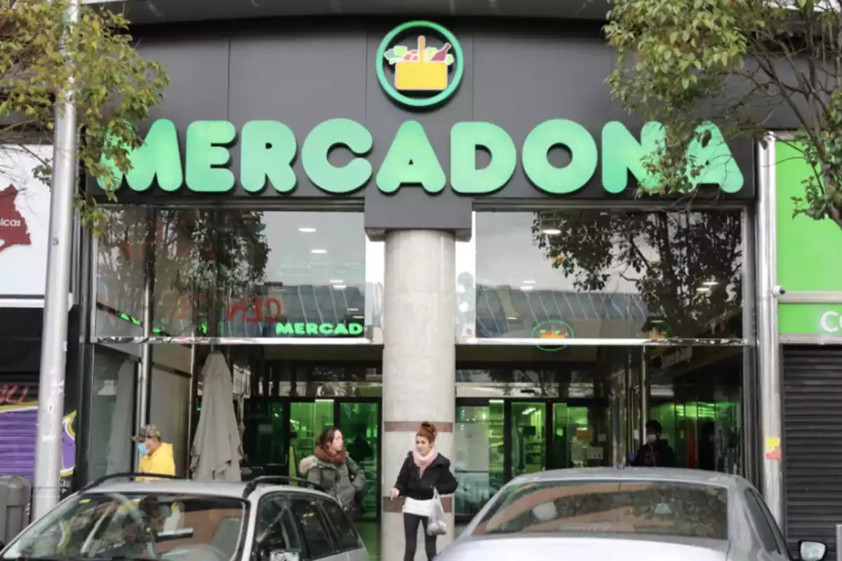 L'exterior d'una botiga de Mercadona amb dues dones a la porta principal de l'establiment