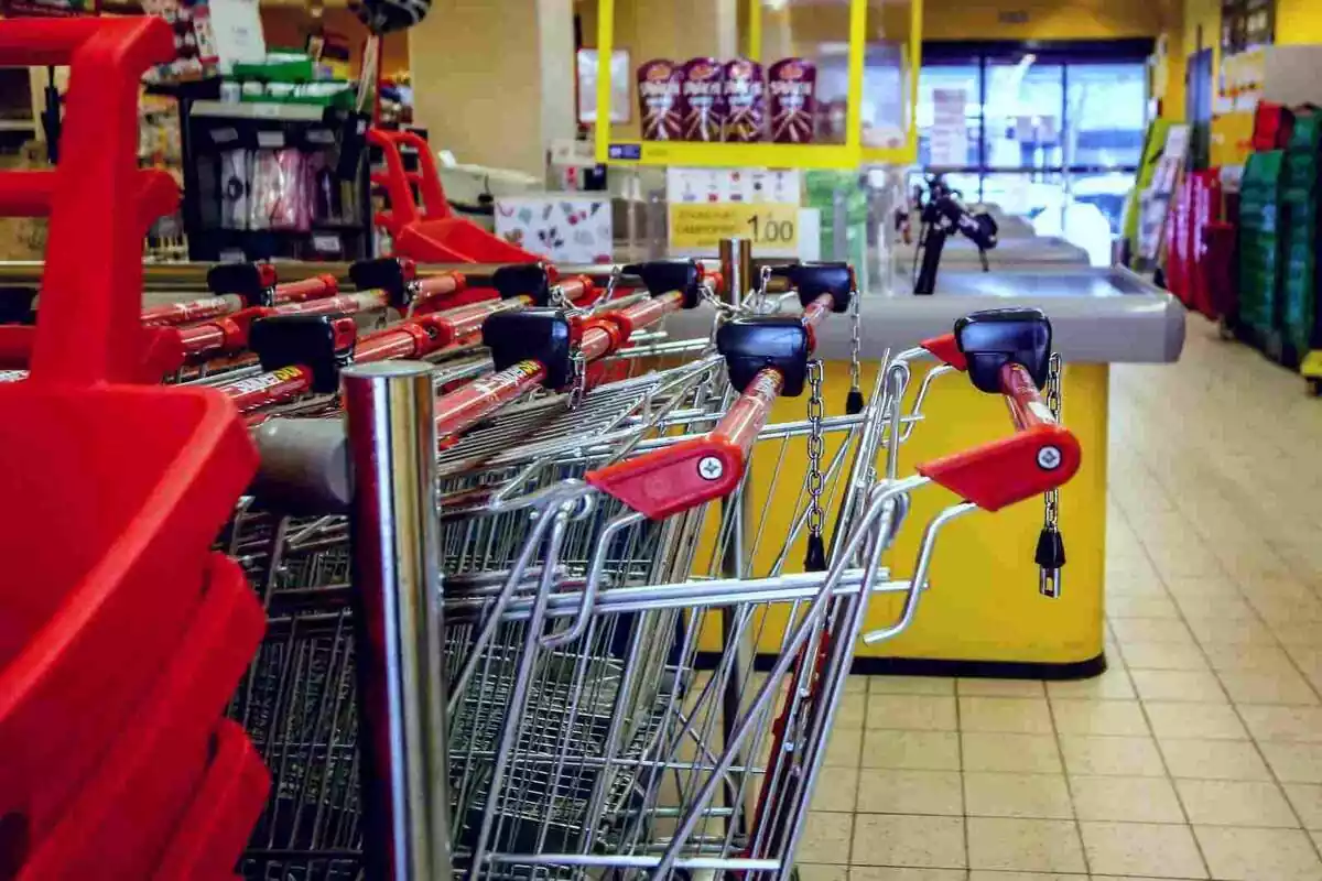 Imatge carro de la compra dins d'un supermercat