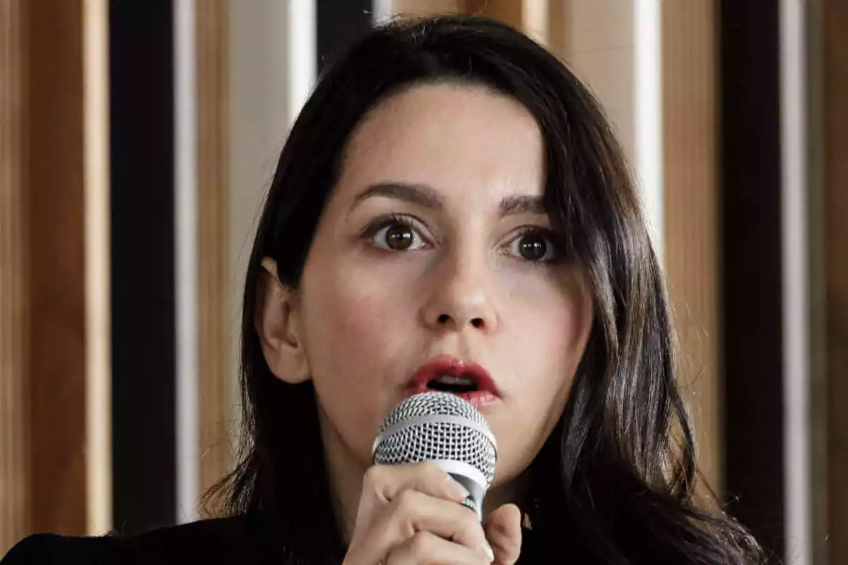 Inés Arrimadas de Ciutadans amb un micròfon a la mà amb cara de sorpresa