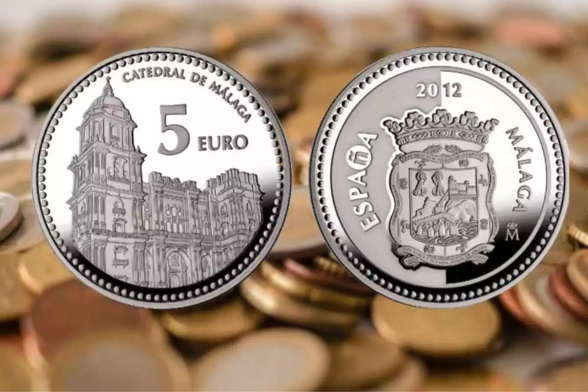 Imatge de fons de diverses monedes amuntegades i una altra imatge d'una moneda especial commemorativa per les dues cares Imatge de fons de diverses monedes amuntegades i una altra imatge d'una moneda especial commemorativa per les dues cares