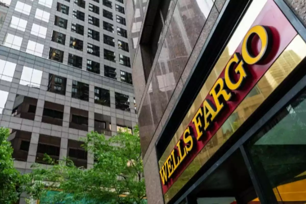 Edificio alto con letrero de Wells Fargo en la entrada. Edificio alto con letrero de Wells Fargo en la entrada.