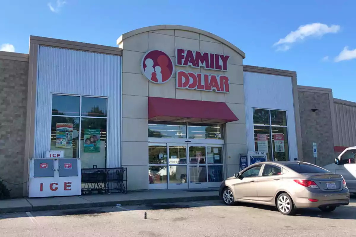 Fachada de una tienda Family Dollar con un coche estacionado al frente y una máquina de hielo a un lado. Fachada de una tienda Family Dollar con un coche estacionado al frente y una máquina de hielo a un lado.
