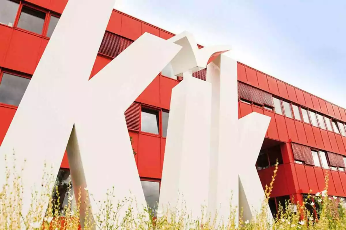 Exterior de les oficines de l'empresa alemanya Kik amb el seu logo en mida gegant