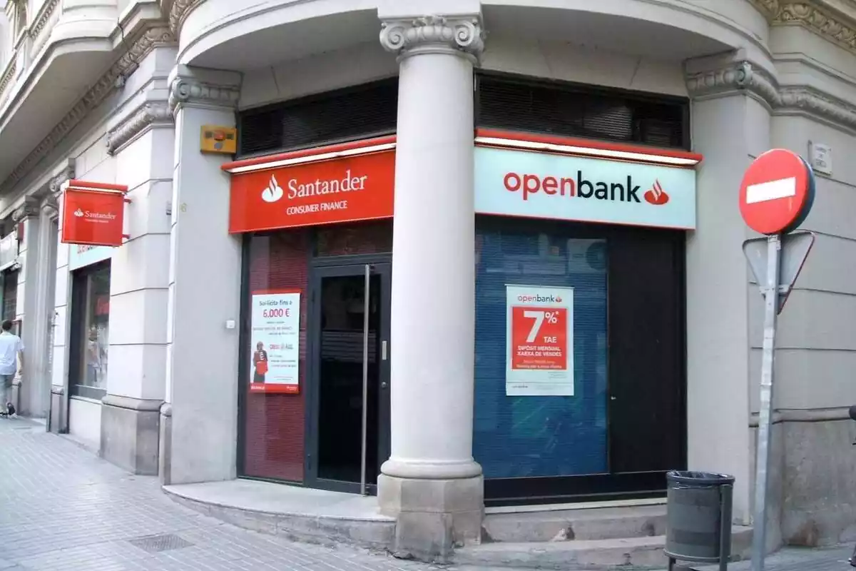 Exterior d´una oficina d´Openbank del grup Santander a Barcelona
