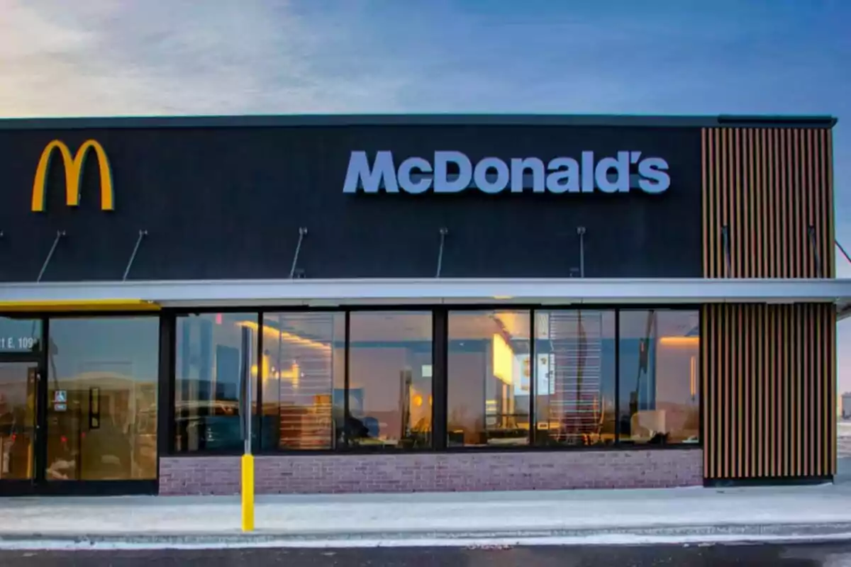 Façana d'un restaurant de menjar ràpid amb el logotip de McDonald's. Façana d'un restaurant de menjar ràpid amb el logotip de McDonald's.