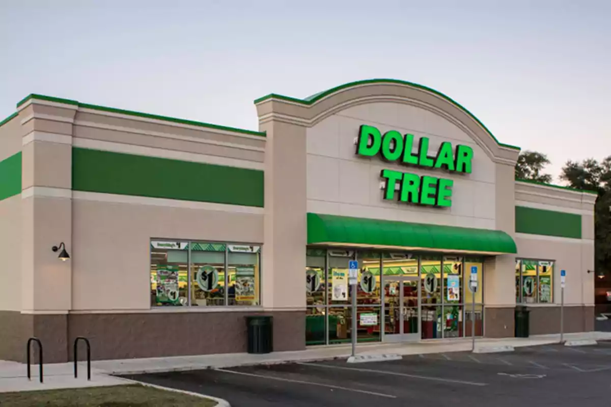 Fachada de una tienda Dollar Tree con letrero verde y estacionamiento al frente. Fachada de una tienda Dollar Tree con letrero verde y estacionamiento al frente.