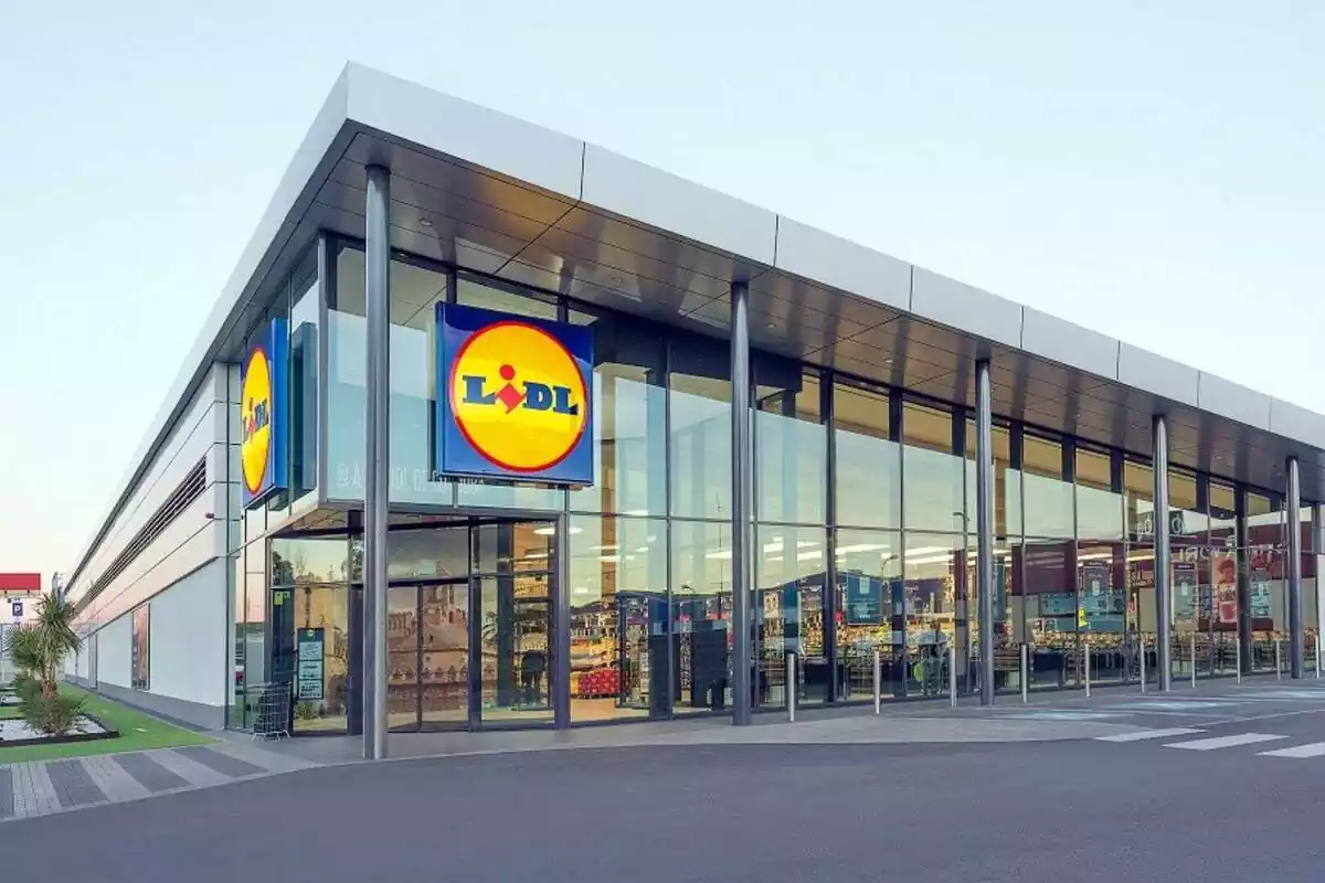 Vista exterior d´una nova botiga de Lidl a Espanya amb 2 logos a la vista i llum a l'interior