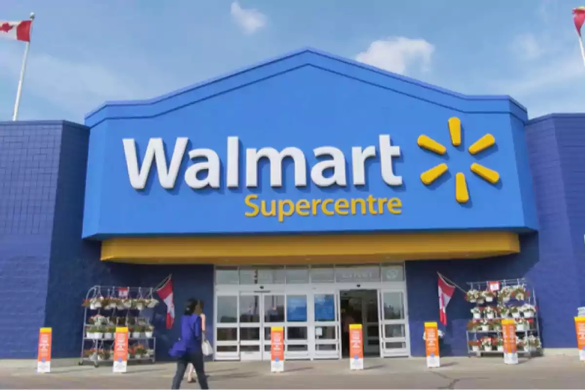 Façana d'un supermercat Walmart Supercentre amb una persona caminant cap a l'entrada. Façana d'un supermercat Walmart Supercentre amb una persona caminant cap a l'entrada.