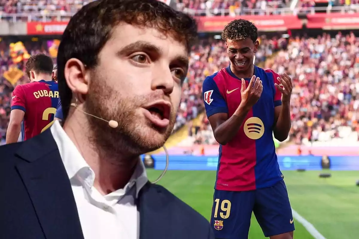 Un hombre con un micrófono de diadema en primer plano y dos jugadores de fútbol del FC Barcelona en el fondo, uno de ellos con el número 19 en su camiseta.