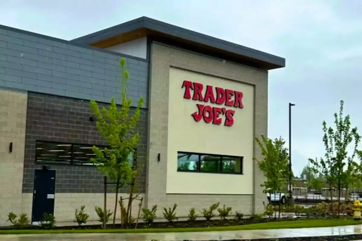 Building of a store with the sign 