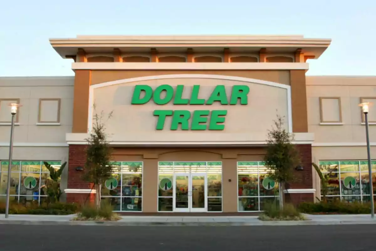 Fachada de una tienda Dollar Tree con letrero verde y grandes ventanales. Fachada de una tienda Dollar Tree con letrero verde y grandes ventanales.