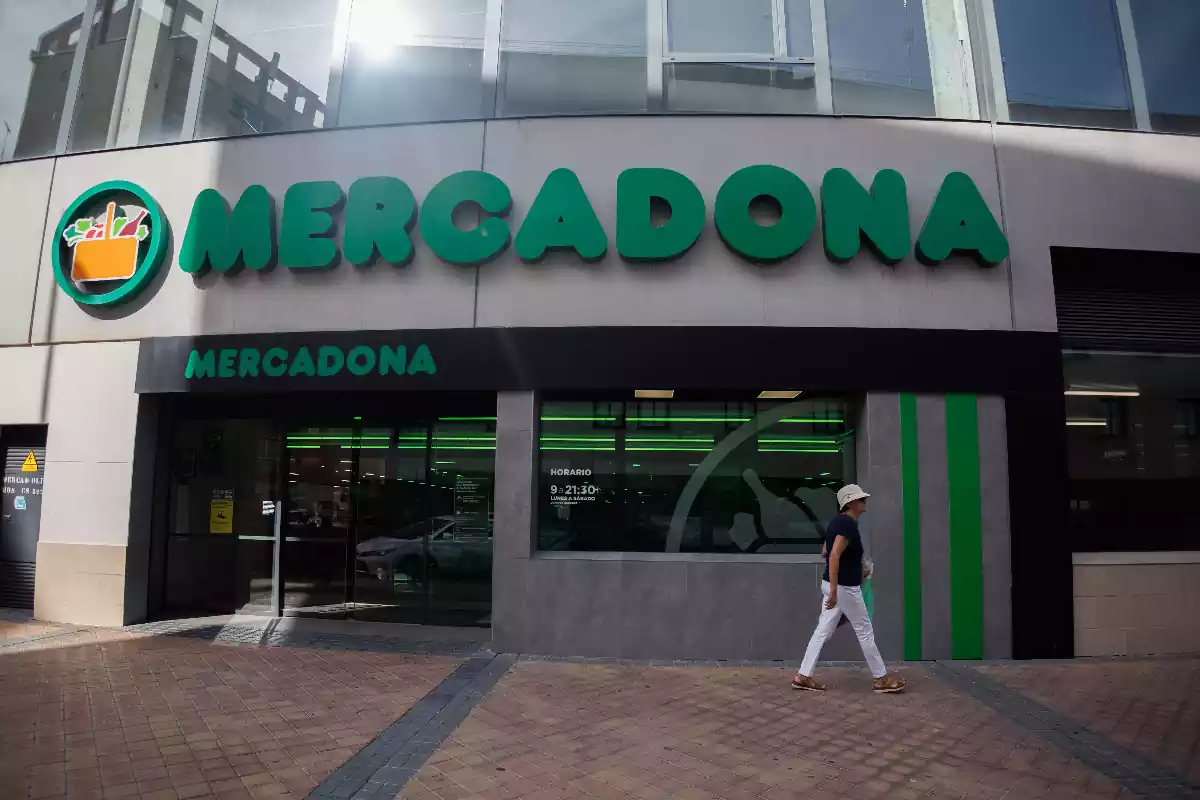 Façana on podeu veure l'entrada de l'exterior del supermercat de Mercadona