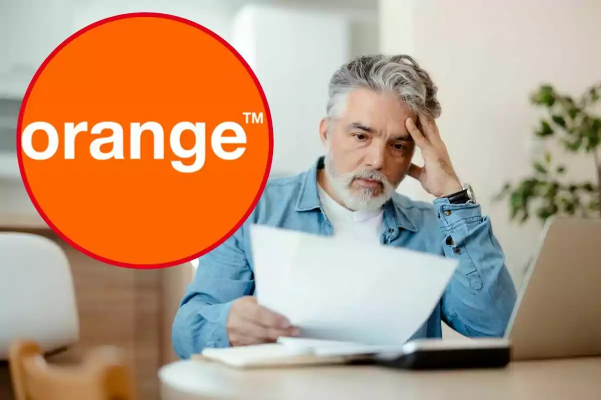 Un home consulta una factura i al cercle, el logotip d'Orange