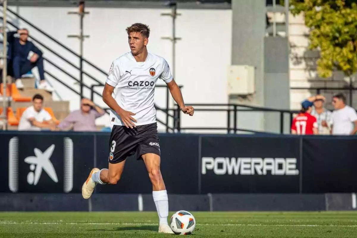 Facundo González jugant amb el València Mestalla abans de ser venut